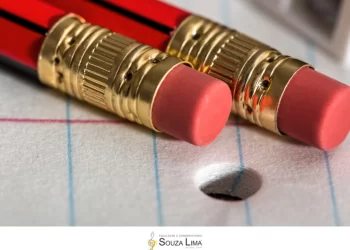 Nos créditos de uma música em parceria qual nome vem primeiro?