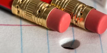 Nos créditos de uma música em parceria qual nome vem primeiro?