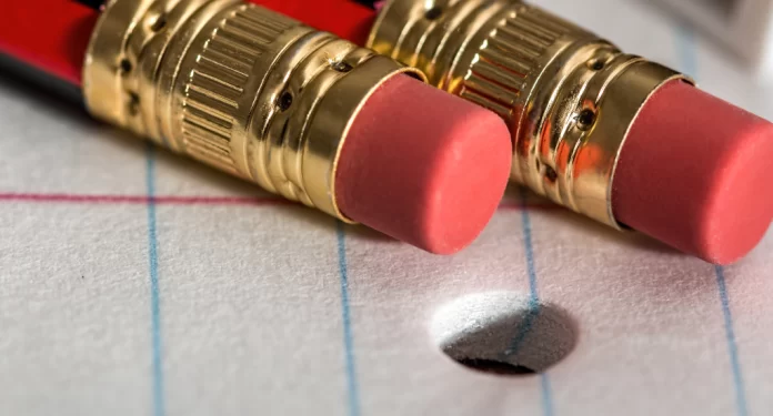 Nos créditos de uma música em parceria qual nome vem primeiro?